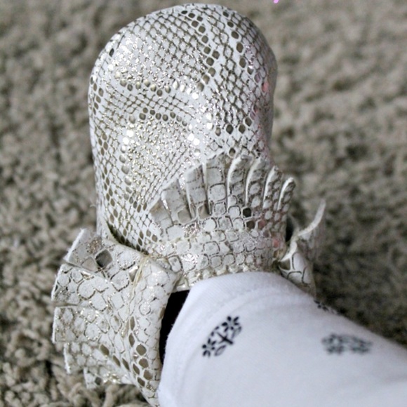 Freshly Picked Limited Edition Merci Soft Sole Moccasins Fringe Mocc Girl Silver - Picture 3 of 10